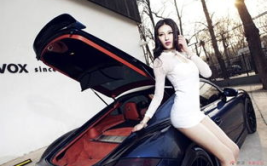 性感香车美女,香车美女生动演绎性感魅力